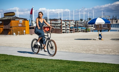 尼埃海滩骑自行车的女人